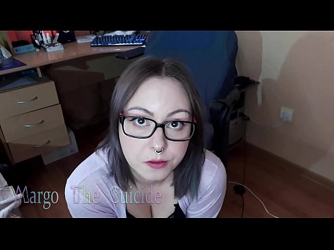 ❤️ 性感的眼镜女孩在镜头前深深地吸吮假阳具 Just porn﹏﹏