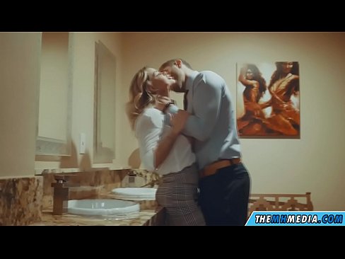 ❤️ 当一个胸大无脑的金发女郎在公共厕所里勾引你时 Just porn﹏﹏